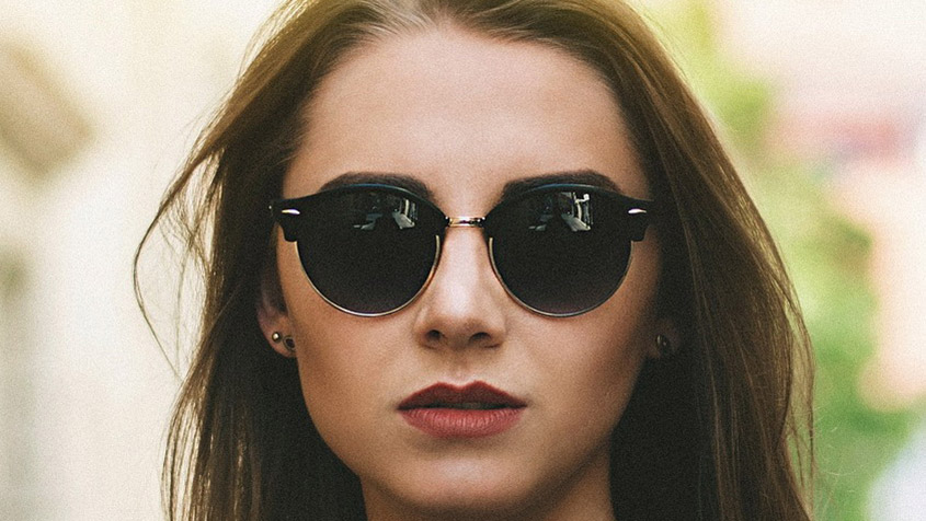 Солнцезащитные очки для молодой девушки
